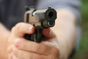 Delincuentes balean a joven en Villa Altagracia; se encuentra en estado crítico