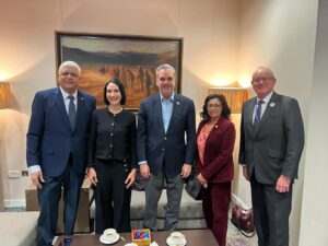 Presidente Abinader llega a Londres para participar en actos de coronación del rey Carlos III
