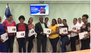 Recinto UASD Hato Mayor entrega tabletas electrónicas a estudiantes