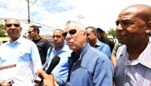 Comunitarios Los Tres Brazos y alcalde SDE destacan trabajos de MOPC en avenida da acceso a ese sector 