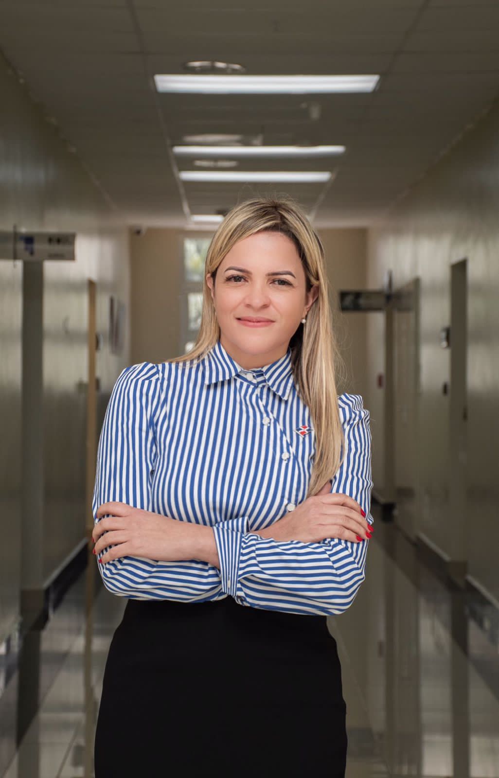 La doctora Dhamelisse Then Vanderhorst, directora general del Hospital Pediátrico Dr. Hugo Mendoza, recibió en la premiación Personalidad Influyente del año en el sector salud, el reconocimiento en la categoría “Dirección Hospitalaria 2022”,