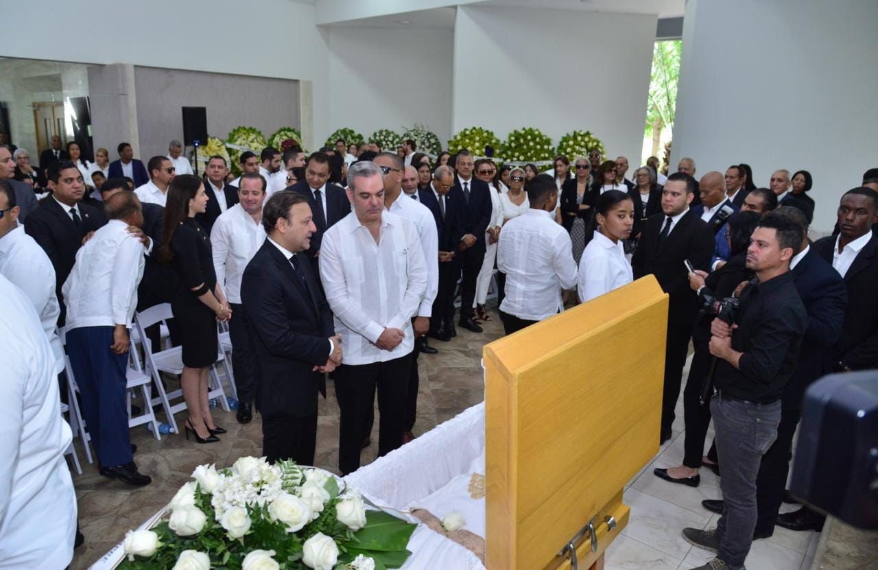 Presidente Abinader acude a velatorio madre de Abel Martínez