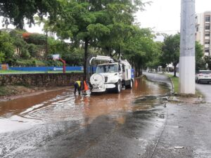 Brigadas de la Alcaldía del DN se mantienen en las calles para evitar incidencias por vaguada 