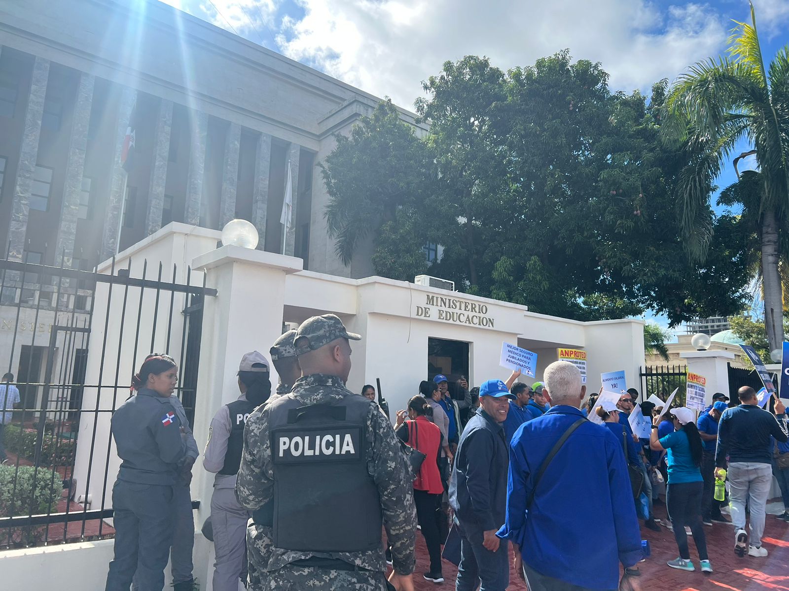 El Ministerio de Educación (Minerd) declaró que se han desperdiciado 1,500 millones de pesos como resultado de los paros y protestas llevados a cabo por los maestros.