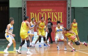 Mauricio Báez gana en la final del baloncesto superior femenino distrital