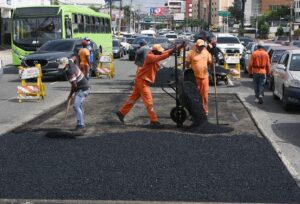 Programa Bacheo 24/7 de Obras Públicas continúa labores de mantenimiento a cientos de calles del DN 