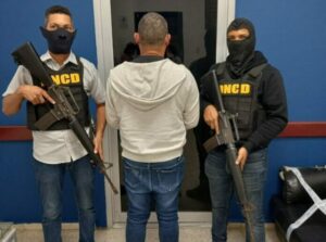 Se entrega hombre buscado por decomiso de 243 paquetes de cocaína