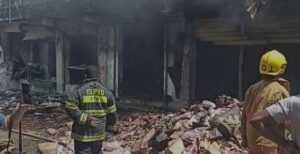 Fuego afecta almacén de supermercado en San Juan