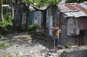 En Los Alcarrizos importa la reparación de las viviendas, no el color del zinc
