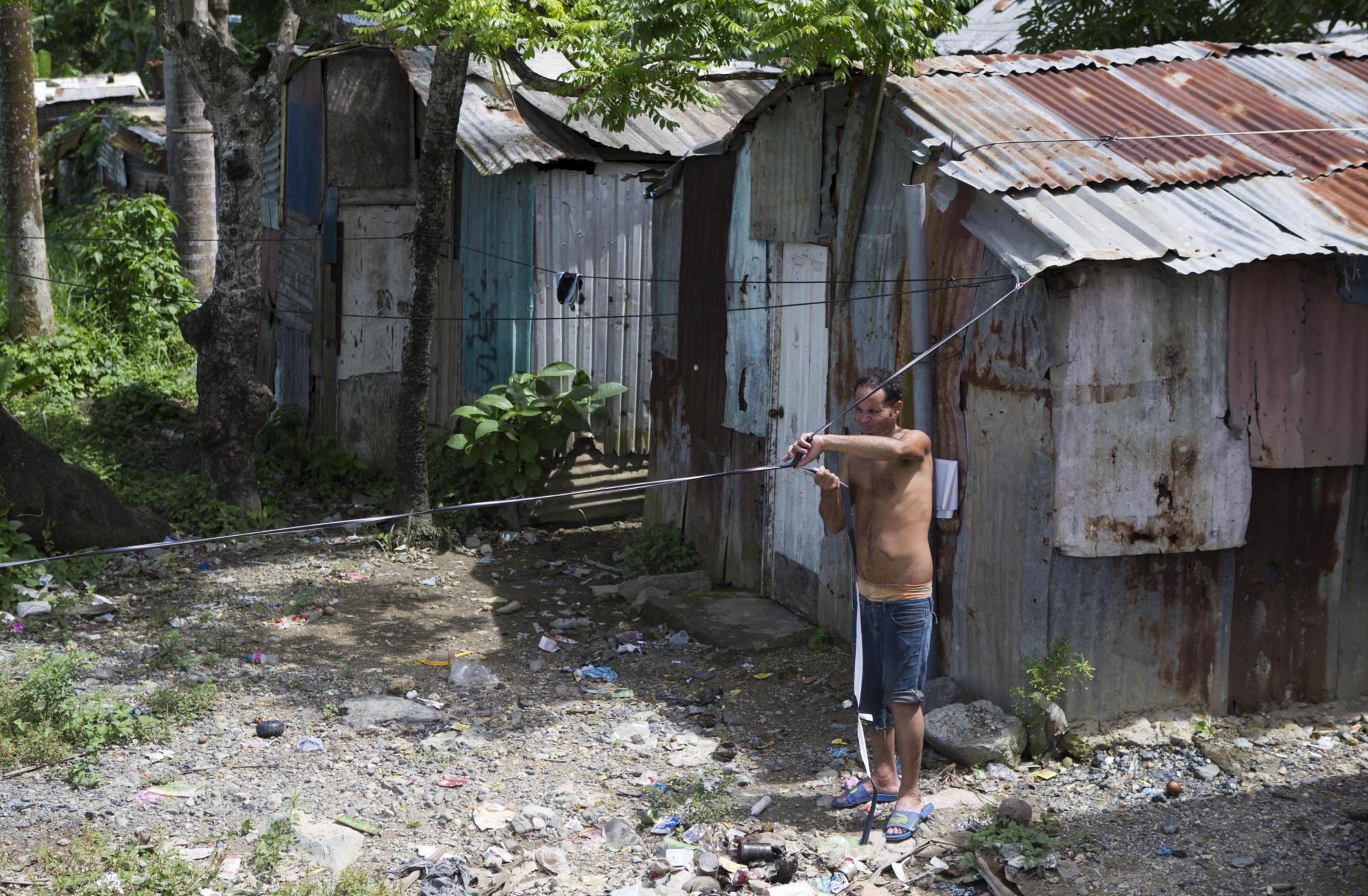 En Los Alcarrizos importa la reparación de las viviendas, no el color del zinc