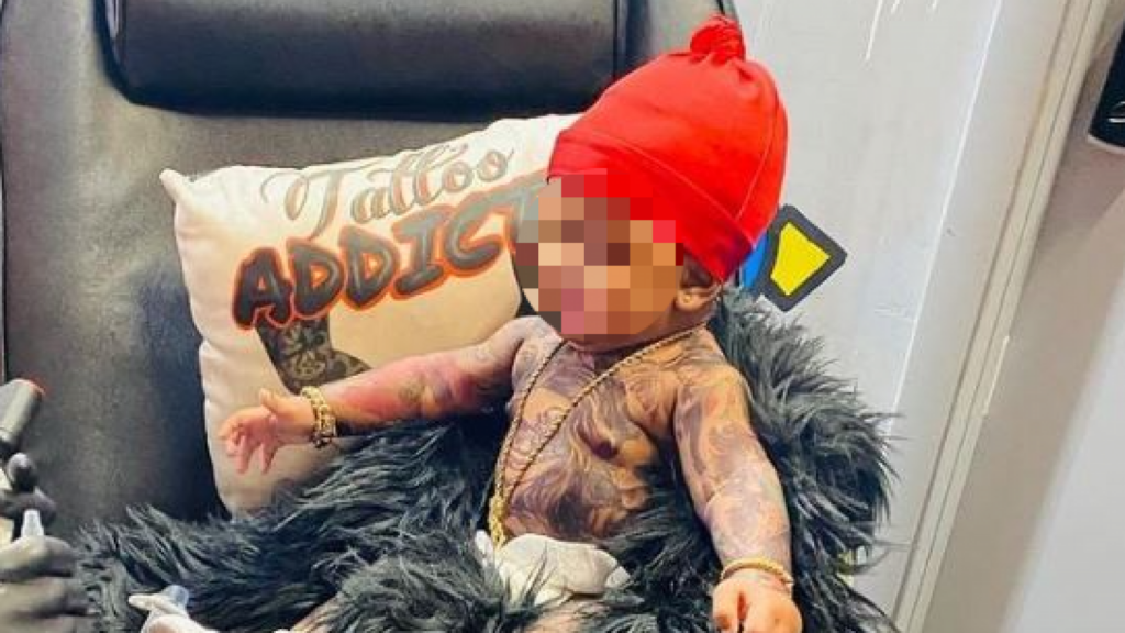 Madre es criticada por tatuar a su bebé desde los 6 meses