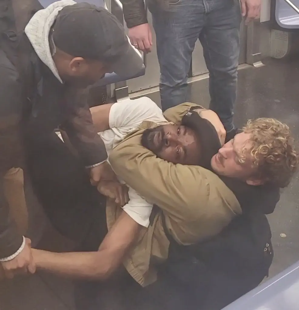 El momento en que estrangulan a un hombre en el metro de Nueva York