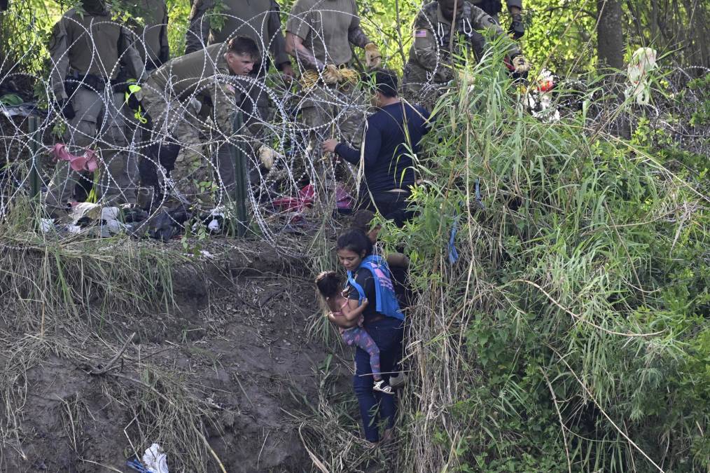 Militares de EEUU bloquean entrada de migrantes por el Río Bravo