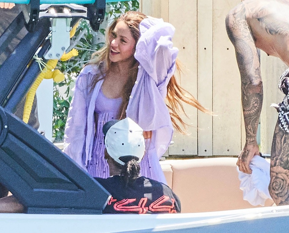 Shakira captada con Lewis Hamilton con sexy traje y ojos de amor