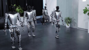 En video: los robots de Elon Musk en Tesla que caminan 