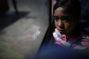Yelismar Chourio La Rosa, una migrante venezolana de 15 años, llora desde el bus que la trasladará hacia Nicaragua hoy, en Paso Canoas, población fronteriza entre Panamá y Costa Rica.