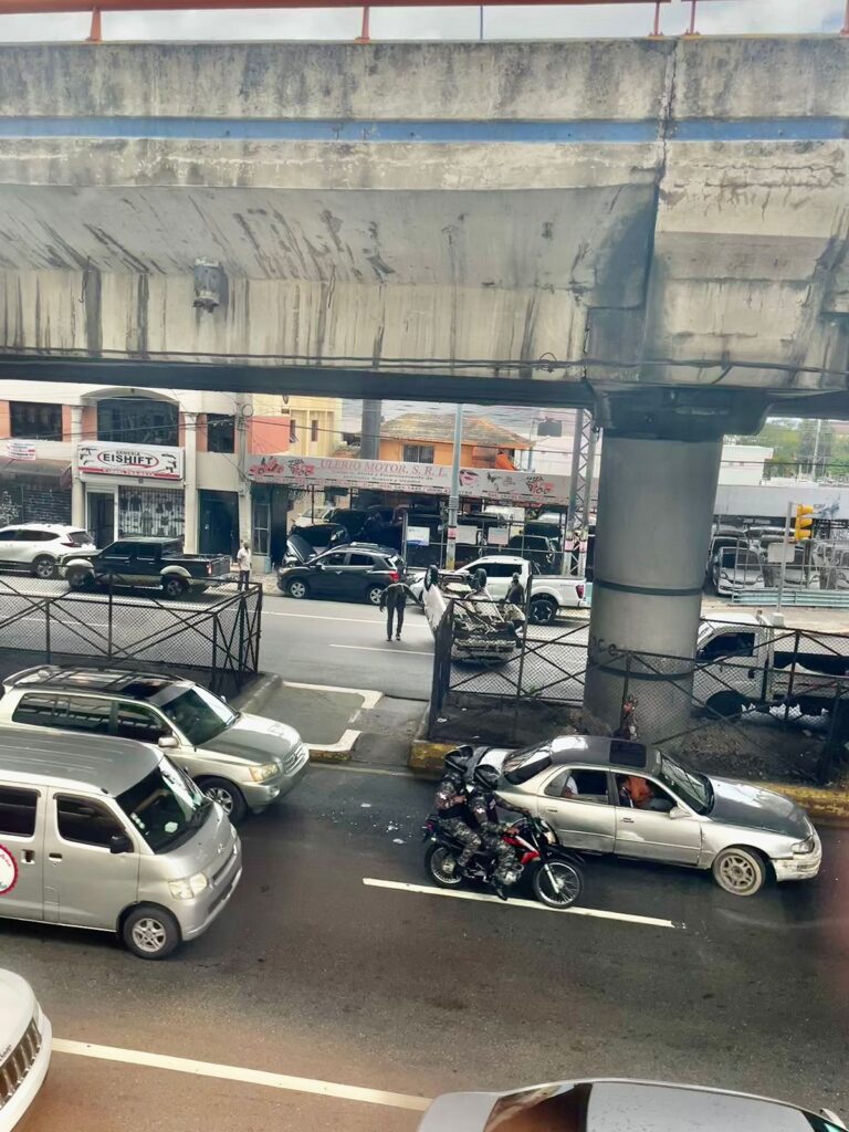 Vehículo cae del elevado de la avenida 27 de Febrero