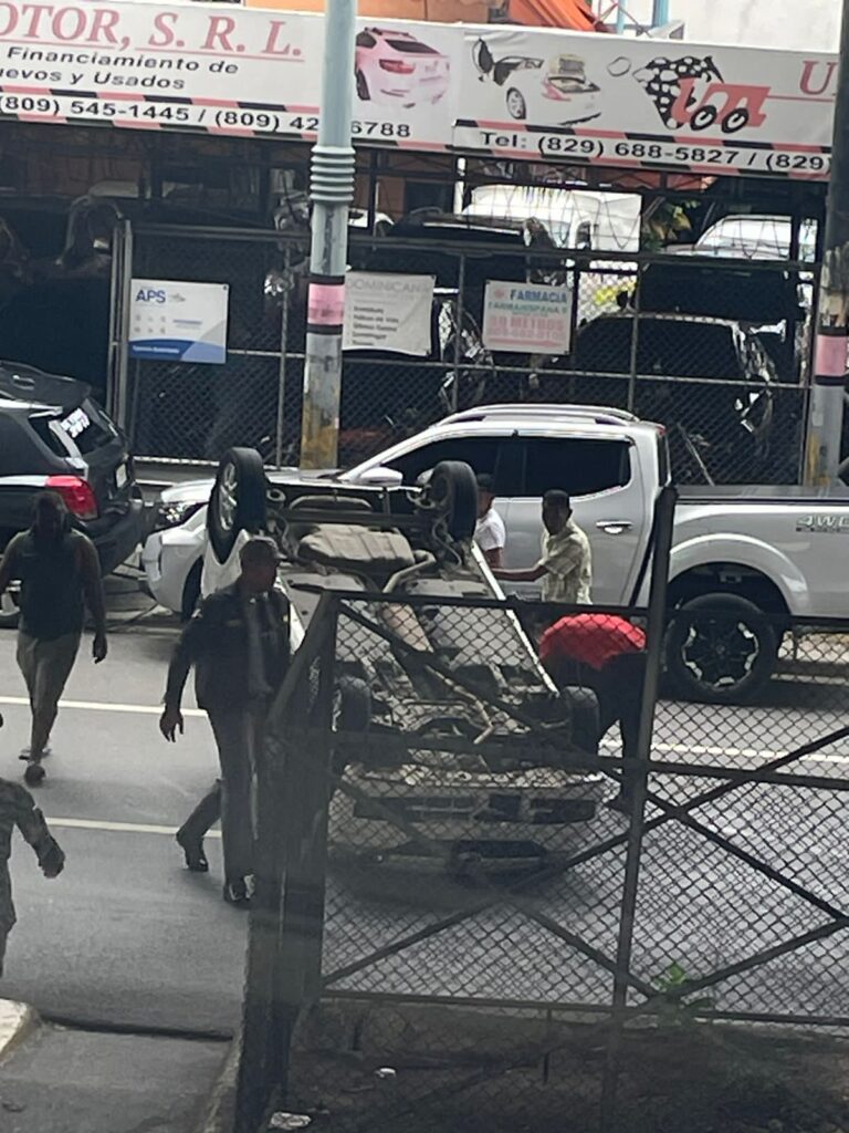 Vehículo cae del elevado de la avenida 27 de Febrero