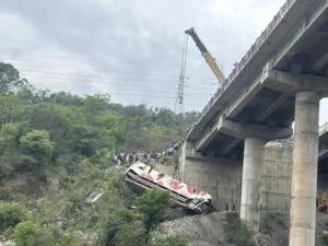 Accidente de bus deja 10 muertos y 55 heridos en Cachemira india