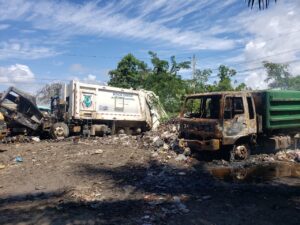 Vándalos incendian dos camiones compactadores del Ayuntamiento de Boca Chica 