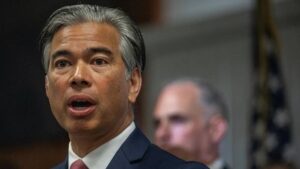 California acusa a Florida de secuestrar a un grupo de migrantes venezolanos y colombianos
