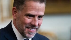 Acusan a hijo de Biden de posesión ilegal de un arma y de un delito de impuestos
