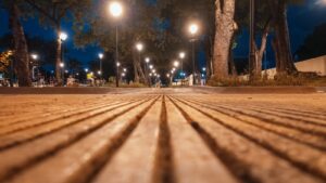 Iluminan con 81 nuevas lámparas el parque Eugenio María de Hostos 