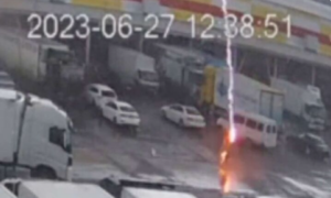 Muere hombre de forma instantánea al caerle un rayo en Rusia
