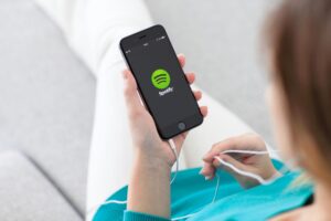 Cinco millones de multa a Spotify por no cumplir con normas