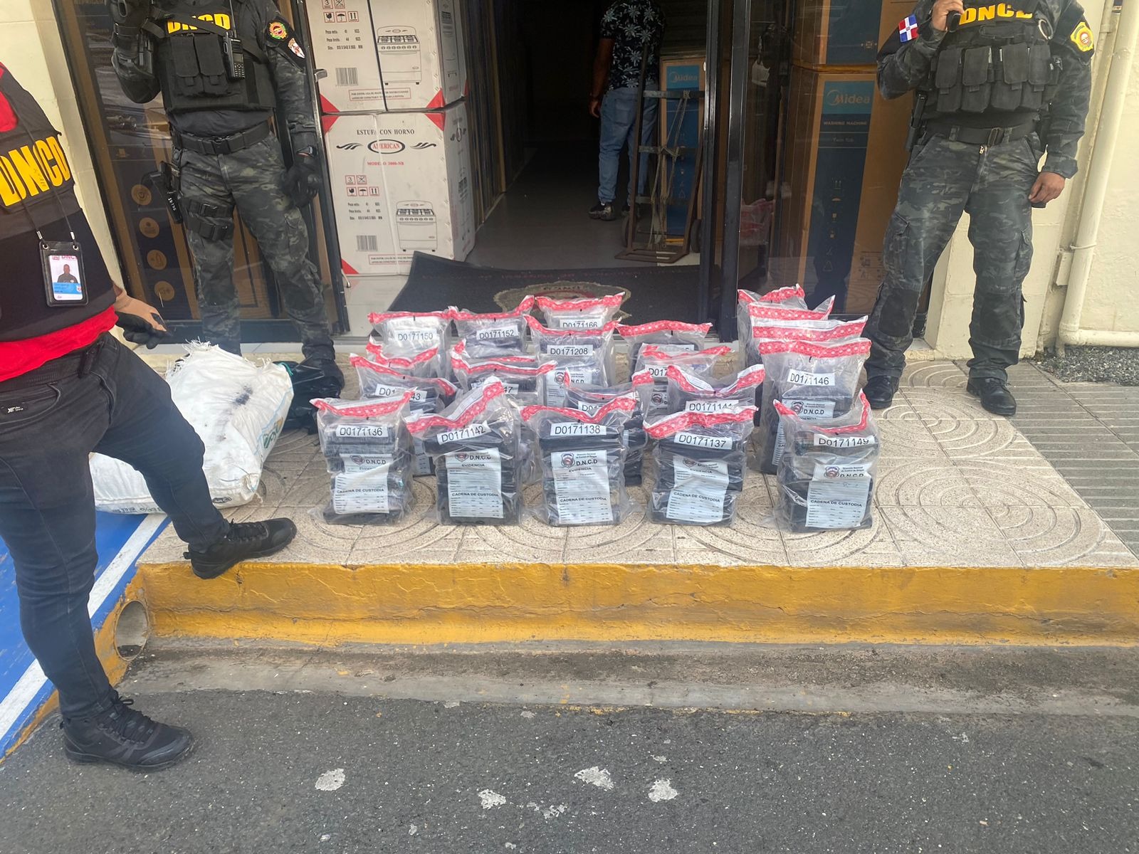 DNCD incauta 126 paquetes presumiblemente cocaína en Pedernales