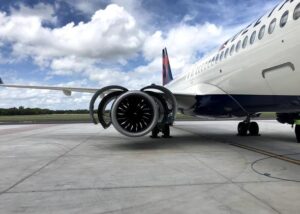 Trabajador de un aeropuerto muere succionado por motor de avión 