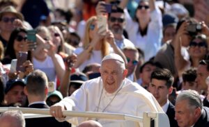 El papa abandona el Vaticano para operarse de una hernia abdominal en el hospital Gemelli