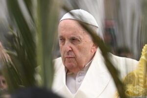 El papa continúa mejorando y se mantiene trabajando en el hospital