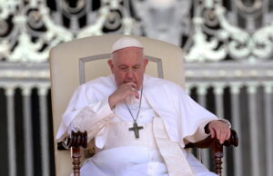 El papa regresó al Vaticano después de haber sido operado

