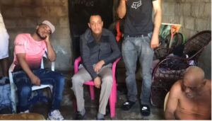 Senador Romero promete gestionar vivienda a familia con extraña enfermedad