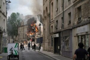 Explosión en edificio de París provoca enorme incendio; se registran 24 heridos 