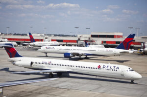 Muere un trabajador de un aeropuerto de Texas succionado por el motor de un avión