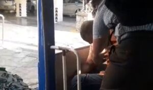 VIDEO: Chofer de Fenatrano intenta salvar la vida de pasajero que sufrió un infarto