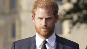 Príncipe Harry acusa a tabloides de generarle 