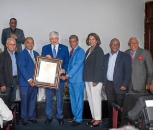 Reconocen presidente del Senado como Miembro Honorifico del CDP 