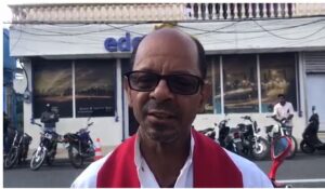 Sacerdote realiza protesta por constantes apagones en Hato Mayor