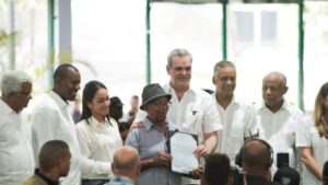 Abinader entrega 3,366 títulos de propiedad en La Ciénega, en el Distrito Nacional  
