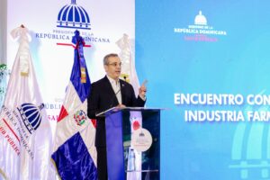 Presidente Abinader y funcionarios de la salud evalúan planes y logros del sector