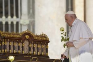 Operan al Papa Francisco para retirar una hernia y tejido cicatrizal