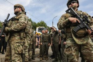 Zelenski visita zona ucraniana ocupada por Rusia donde recientemente se registró la explosión de una represa