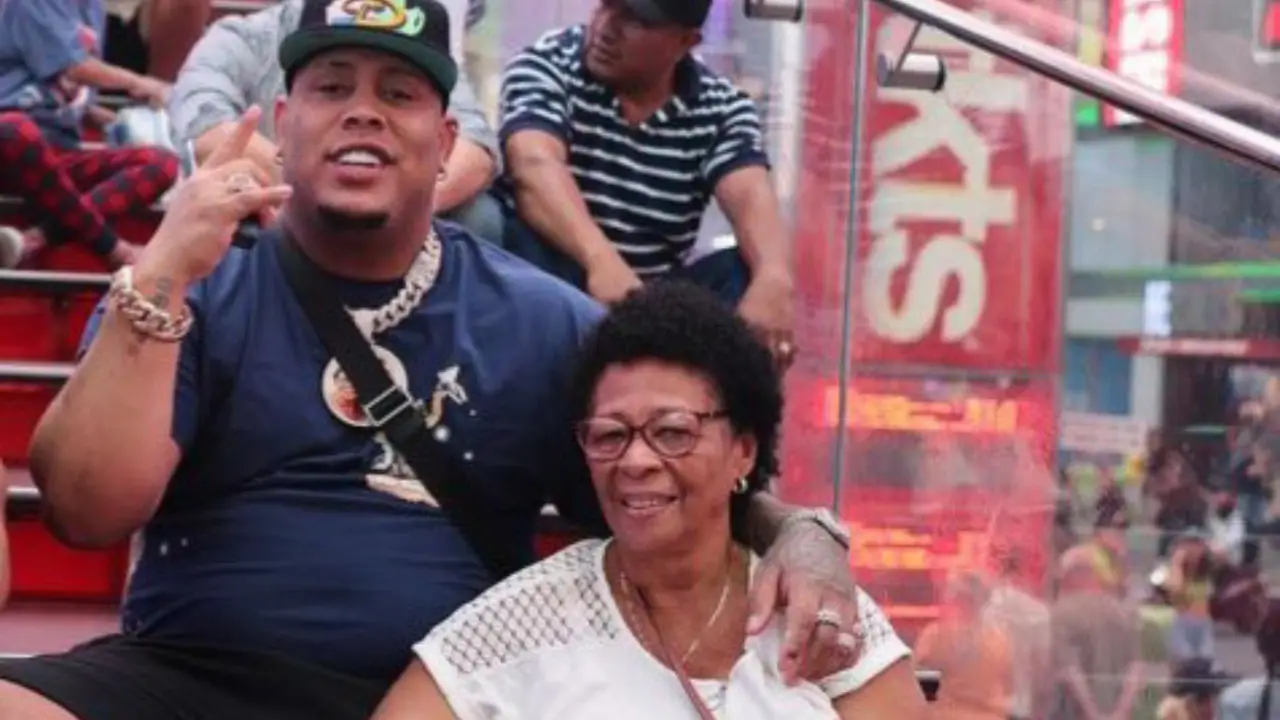 Bulin 47 y su madre juntos en la pantalla de Times Square