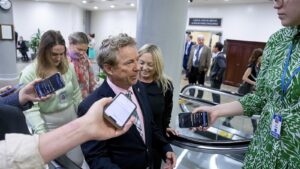 El senador republicano estadounidense de Kentucky, Rand Paul (C) habla con los medios de comunicación