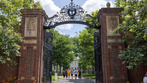 Harvard afirma acatará fallo contra 
