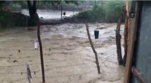 Desborde cañada inunda unas 500 viviendas y el colapso de 20 en Padre Las Casas, Azua 