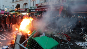 Investigan a policía tras matar a tiros a joven en París; realizan protestas   